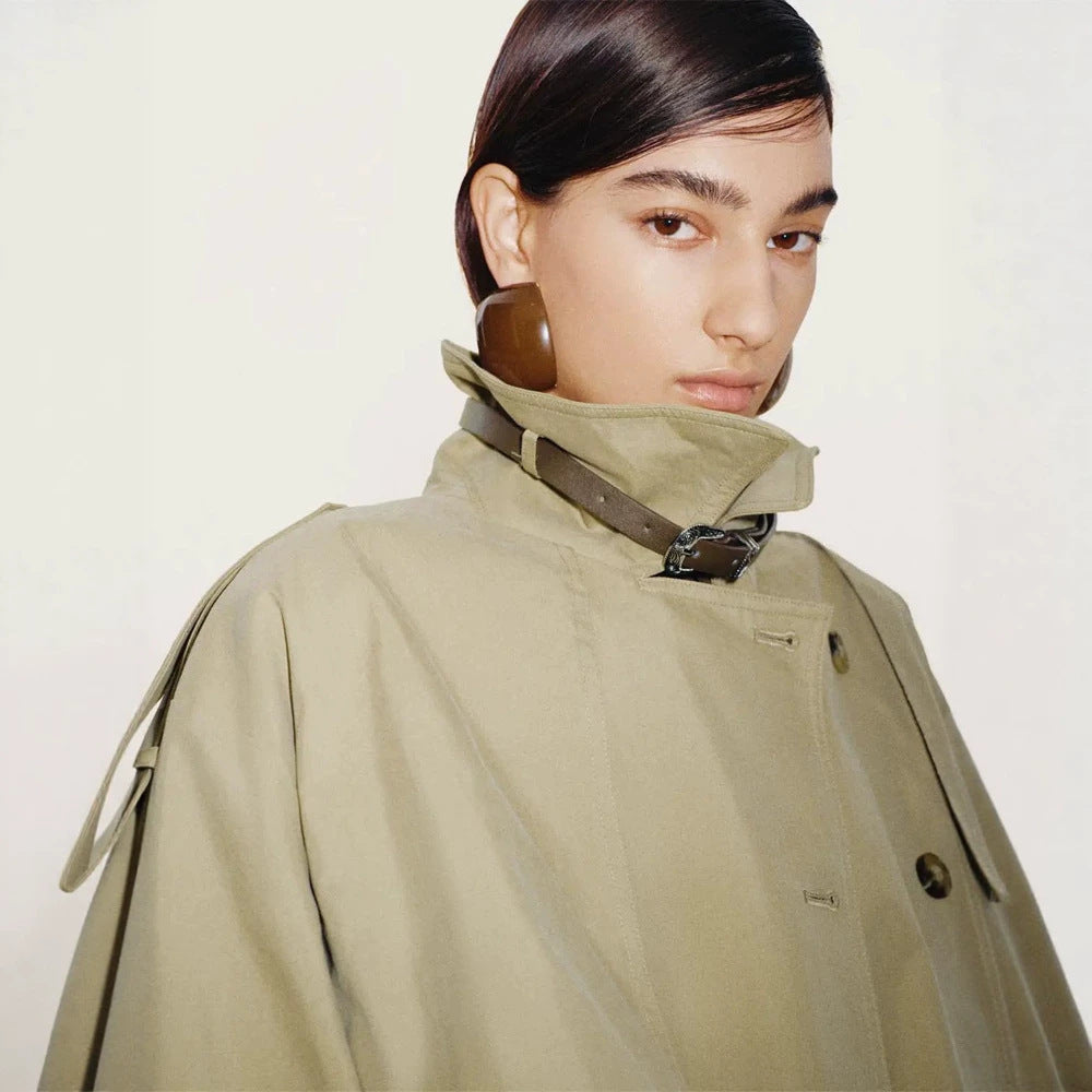 Damen Kurzer Boxy-Trenchcoat mit weitem Revers, Schulterriegeln und verstellbaren Manschetten Nord Taschen