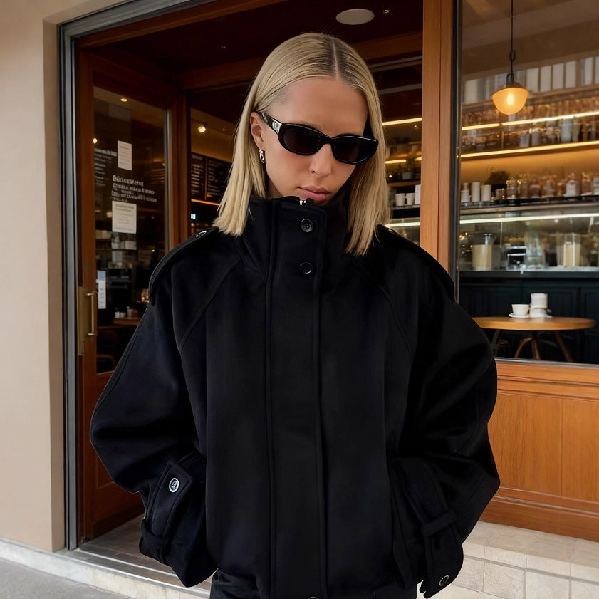 Damen Kurze Wollmix‑Jacke mit Stehkragen, Schulterklappen und verstellbaren Manschetten Nord Taschen