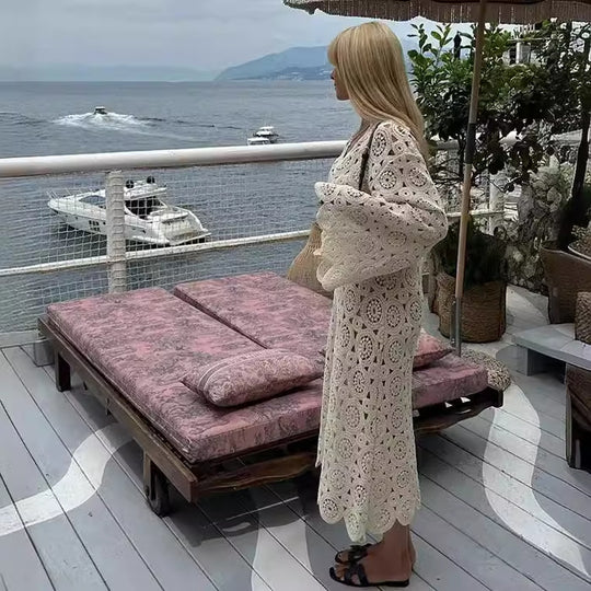 Damen 50+ gehäkeltes Maxikleid‑Kaftan mit V‑Ausschnitt, Trompetenärmeln und floraler Lochspitze Nord Taschen