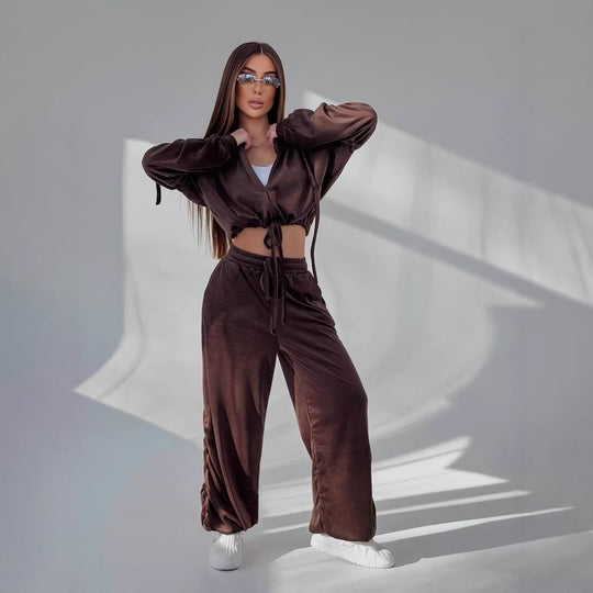 Damen Cropped Kapuzen-Sweatshirt mit Kordelzug am Saum und weite Raffung-Loungehose Nord Taschen
