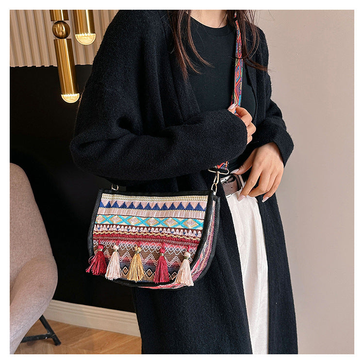 Damen umhängetasche mit kreativem Stickmuster und Quasten Nord Taschen