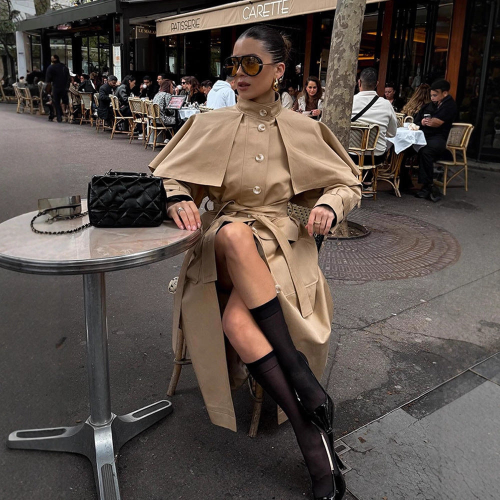 Damen Langer Trenchcoat mit Capelet, Taillengürtel und Sturmkragen Nord Taschen