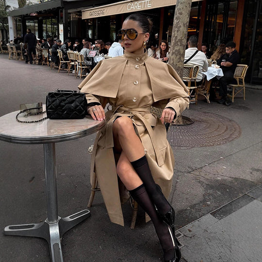 Damen Langer Trenchcoat mit Capelet, Taillengürtel und Sturmkragen Nord Taschen