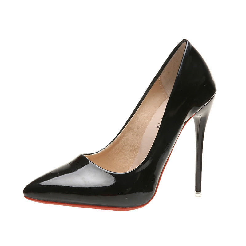 Damen elegante High Heels mit spitz zulaufender Zehenpartie und glänzender Oberfläche