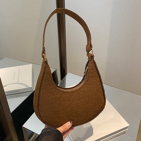 Damen Umhängetasche mit strukturiertem Lederlook und goldenen Akzenten Nord Taschen