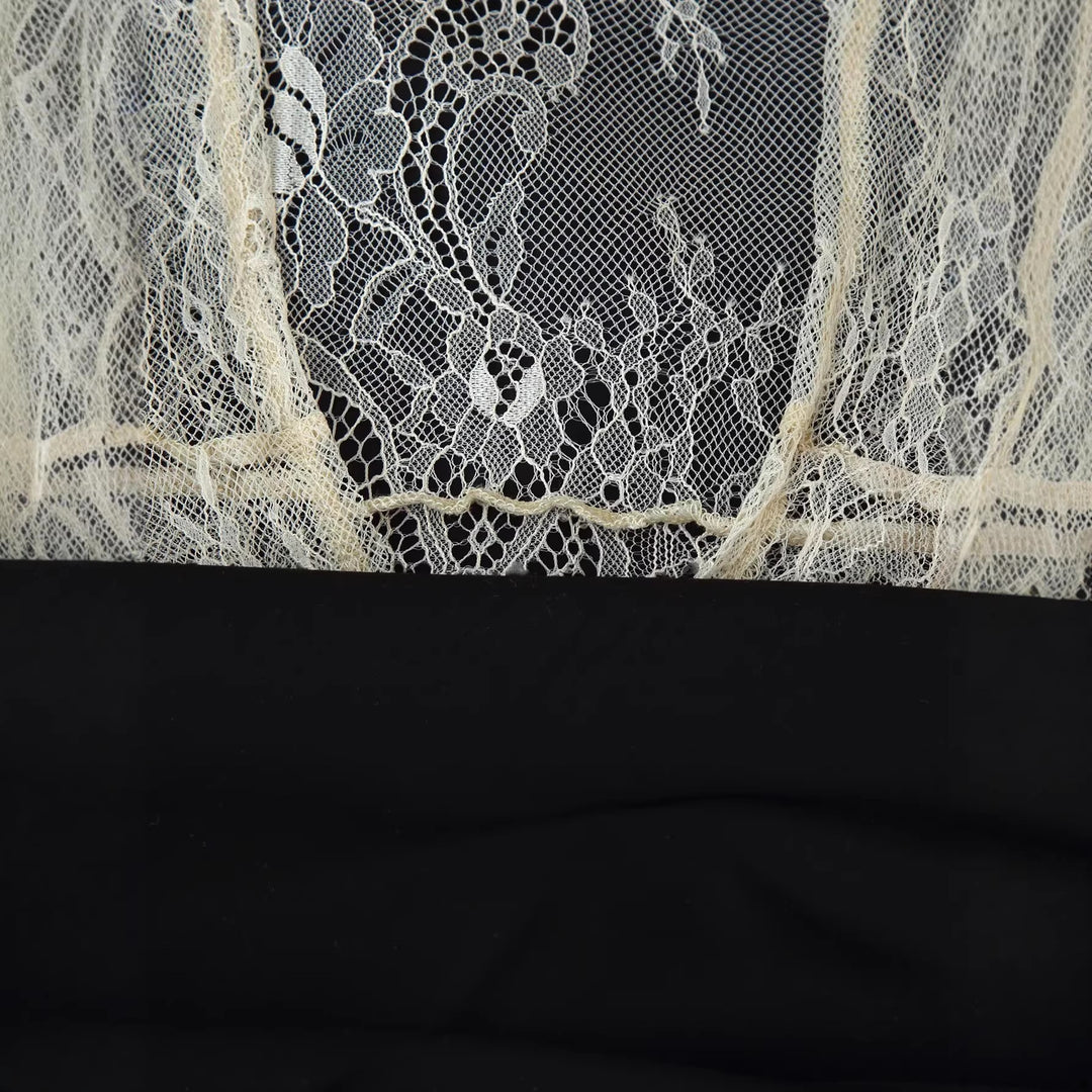 Damen Elegantes Slipkleid mit Spitzen-Overlay, Stehkragen und Volantärmeln Nord Taschen