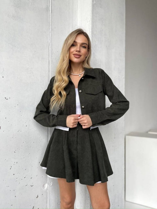 Damen kurzes Cordjacken- und Faltenrock-Set mit taillenhohem Faltenrock und cropped Hemdjacke Nord Taschen