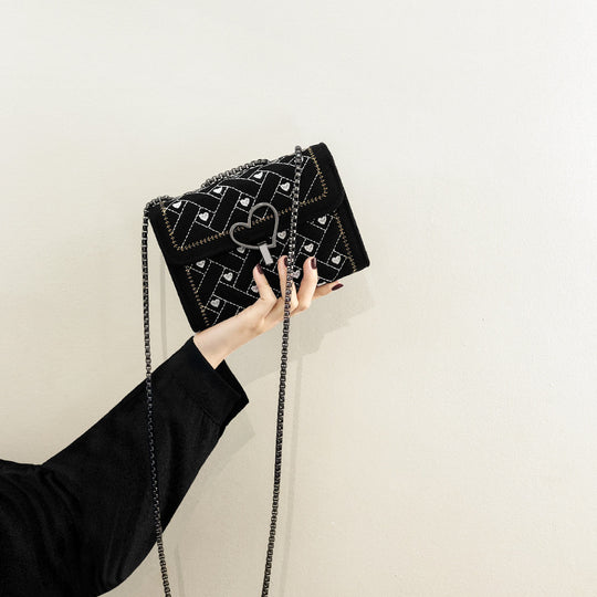 Damen Clutch mit elegantem Herzverschluss und verzierter Kette Nord Taschen