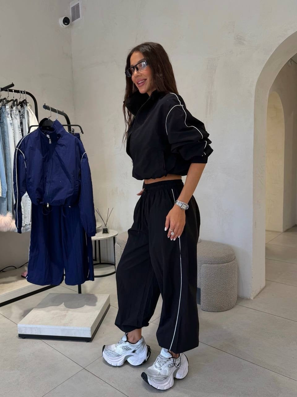 Damen Kurzgeschnittenes Windbreaker-Set mit weiter Trackhose und Kontrastpaspel Nord Taschen
