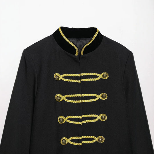 Damen Kurzblazer im Militärstil mit goldener Kordverzierung und Schwalbenschwanz Nord Taschen