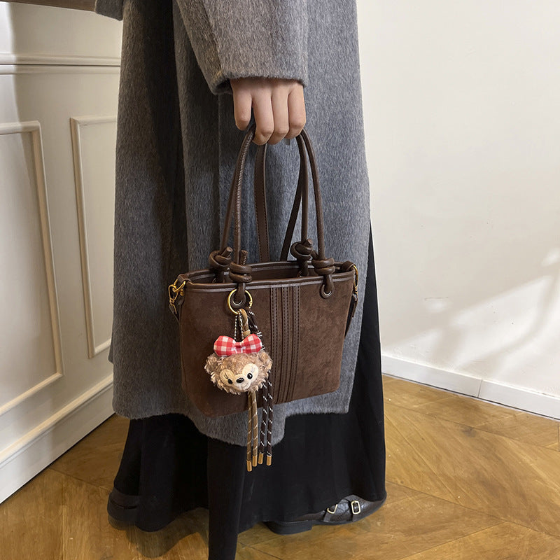 Damen Handtasche aus weichem Wildleder mit charmantem Anhänger Nord Taschen