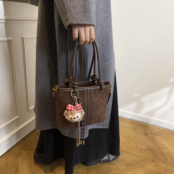 Damen Handtasche aus weichem Wildleder mit charmantem Anhänger Nord Taschen