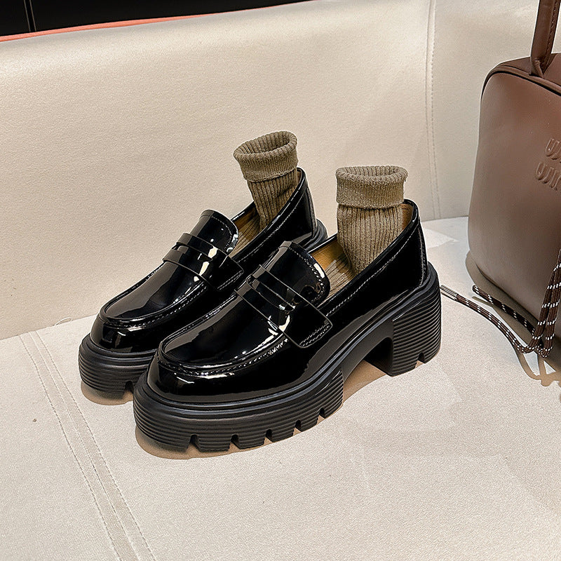 Damen Chunky‑Pennyloafer in Lackoptik mit gezahnter Lug‑Sohle und gepolstertem Komfortfutter Nord Taschen