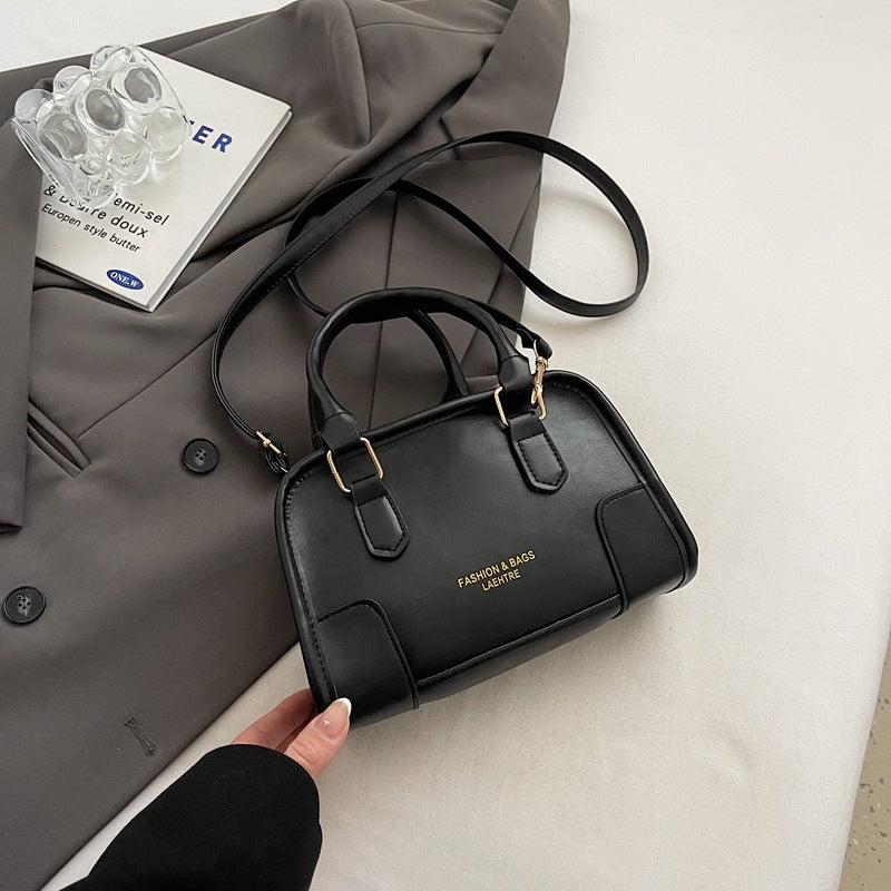 Damen Handtasche mit eleganten Akzenten und praktischem Tragegriff Nord Taschen