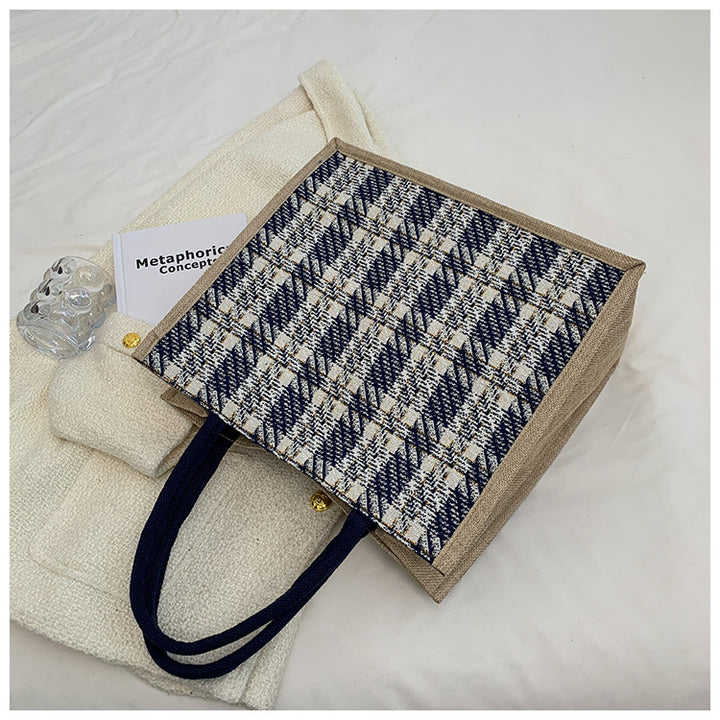 Damen Jute-Tasche mit stilvollem Karomuster und dekorativen Pompons Nord Taschen