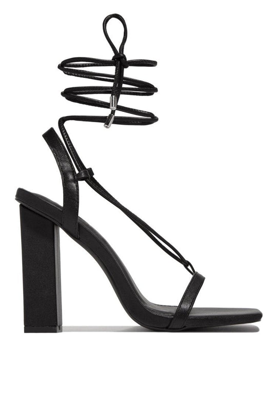 Damen nan filigrane Riemchensandalette mit quadratischer Zehenbox und knöchelbindendem Wickelriemen