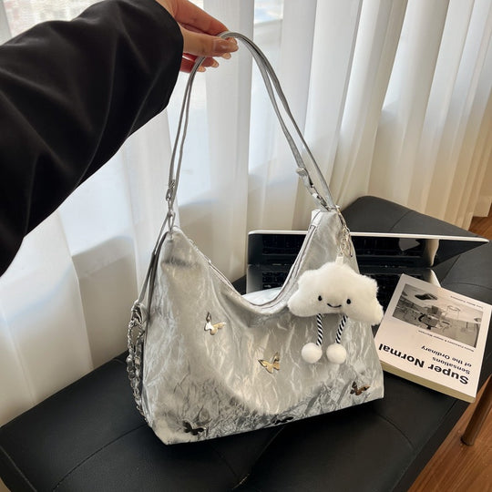 Damen modische Hobo-Tasche mit verspieltem Anhänger und detailreicher Verzierung Nord Taschen