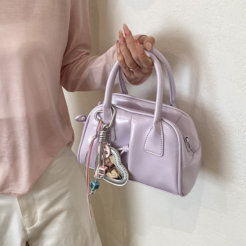 Damen praktische Handtasche mit dekorativem Anhänger Nord Taschen