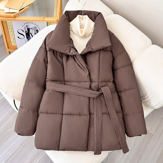 Damen nan taillierte Steppjacke mit breitem Stehkragen, gesteppter Bindegürtel und Rippenbündchen Nord Taschen