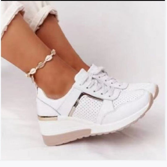 Damen nan Keil-Sneaker mit perforiertem Obermaterial, gepolstertem Komfortkragen und reflektierenden Metalldetails Nord Taschen