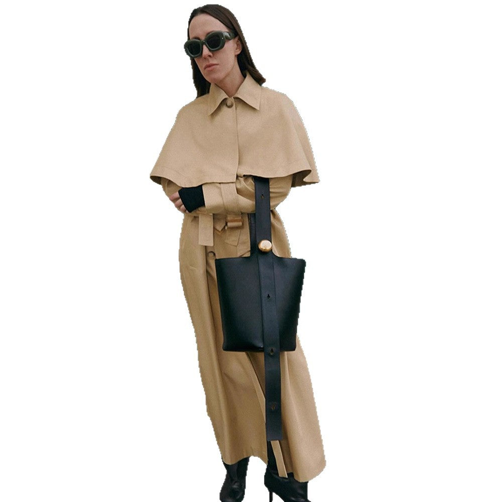Damen Langer Trenchcoat mit Capelet, Taillengürtel und Raglanärmeln Nord Taschen