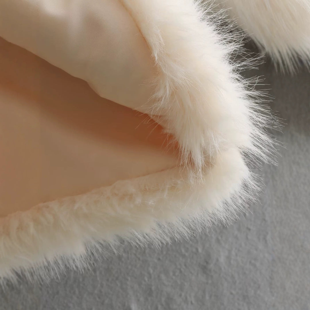 Damen Kurz geschnittene vegane Kunstfelljacke mit breitem Schalkragen Nord Taschen