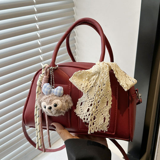 Damen Mini-Handtasche mit niedlichem Plüschanhänger und filigraner Schleifenverzierung Nord Taschen