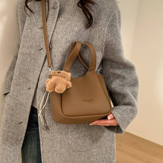 Damen kleine Handtasche mit abnehmbarem Plüschanhänger Nord Taschen