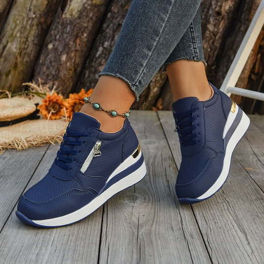 Damen nan Keil-Sneaker mit seitlichem Reißverschluss, perforiertem Obermaterial und ergonomischem Plateau-Fußbett Nord Taschen