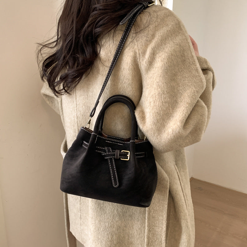 Damen modische Handtasche mit kuscheligem Anhänger Nord Taschen