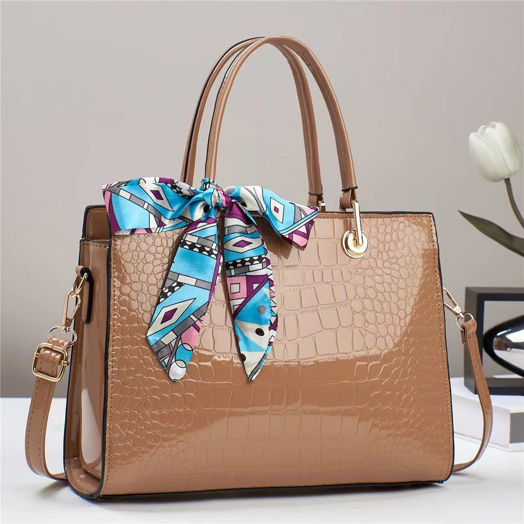 Damen elegante Handtasche mit prominenter Schlangenleder-Prägung und modischem Schal Nord Taschen
