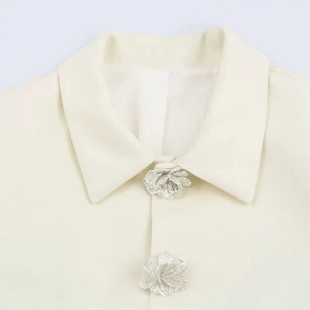 Damen Eleganter Cropped-Blazer mit floralen Strassknöpfen und Pattentaschen Nord Taschen