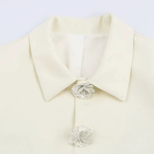 Damen Eleganter Cropped-Blazer mit floralen Strassknöpfen und Pattentaschen Nord Taschen