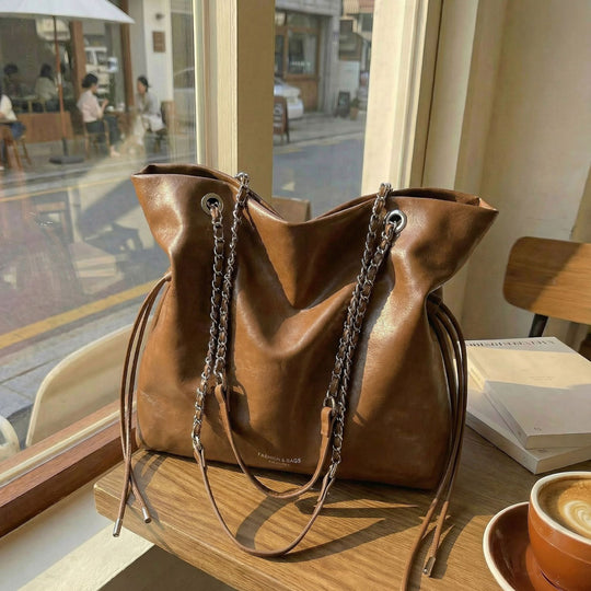 Damen Hobo-Tasche aus hochwertigem Kunstleder mit dekorativem Kettenakzent Nord Taschen