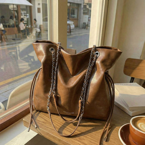 Damen Hobo-Tasche aus hochwertigem Kunstleder mit dekorativem Kettenakzent Nord Taschen