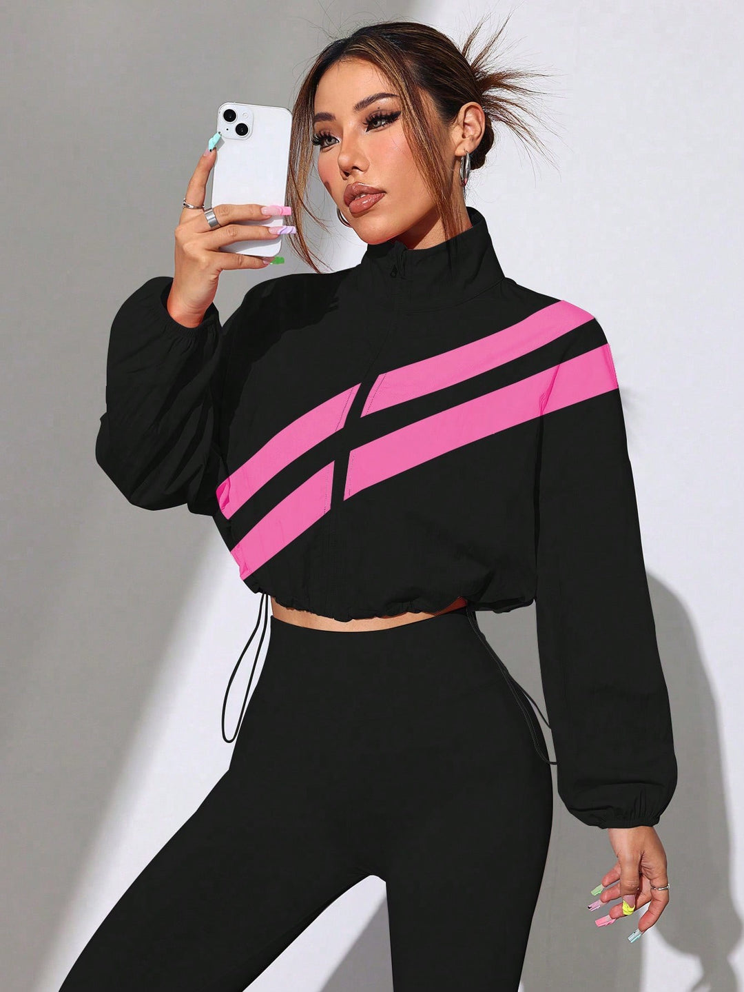 Damen Cropped Windbreaker mit Stehkragen, Reißverschluss und Kordelzugtaillierung Nord Taschen