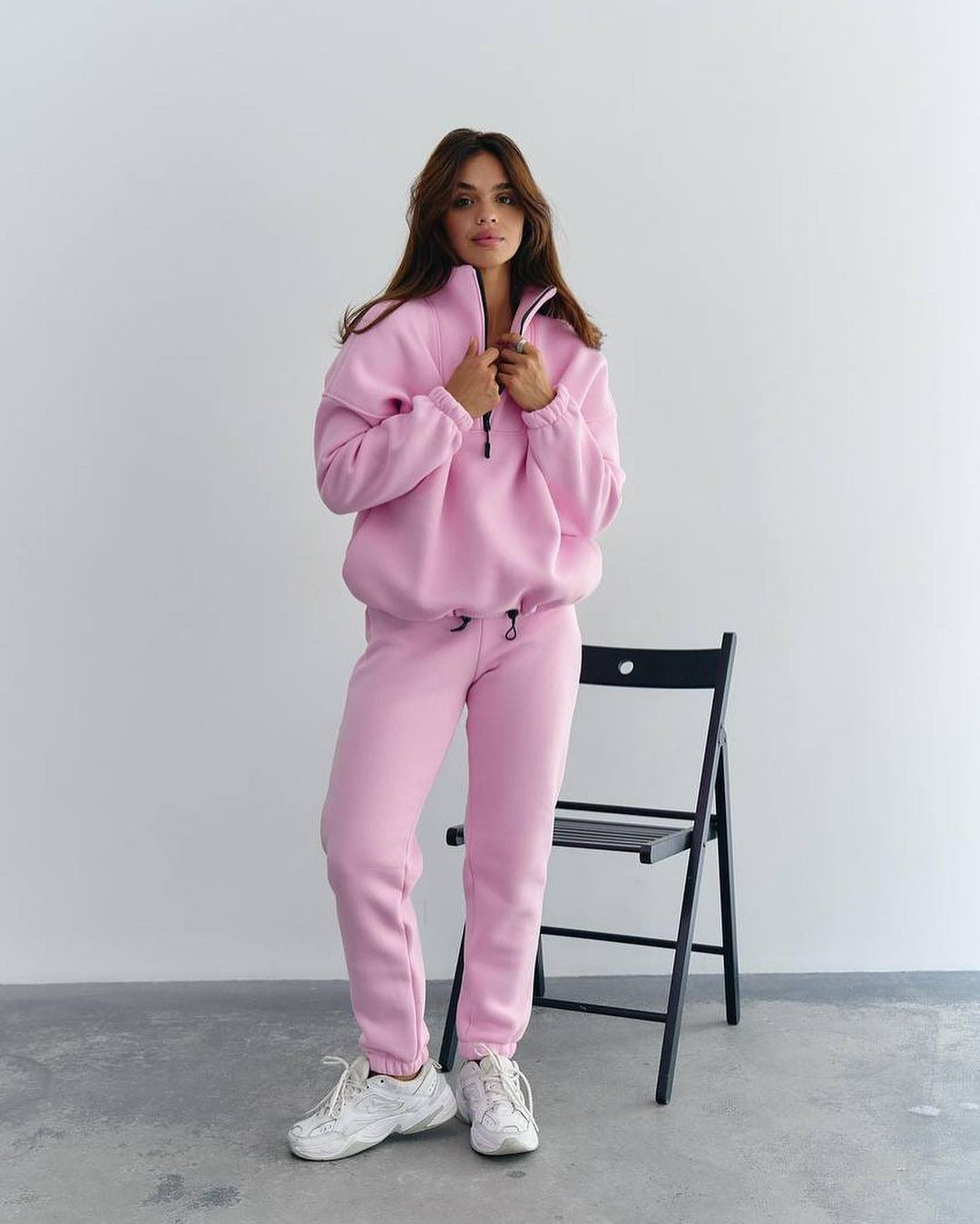 Damen Athleisure-Zweiteiler aus dickem French-Terry mit hohem Stehkragen, halbem Reißverschluss und Tunnelzughose Nord Taschen