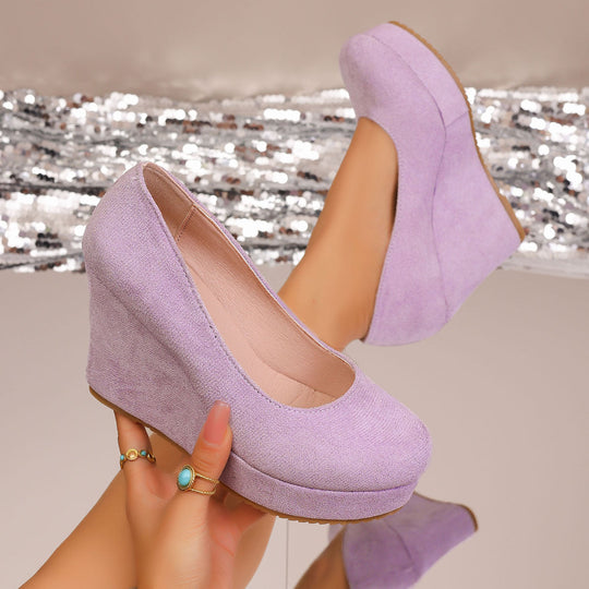 Damen Wedge-Pumps mit zierlichem Riemen und glänzendem Akzent Nord Taschen