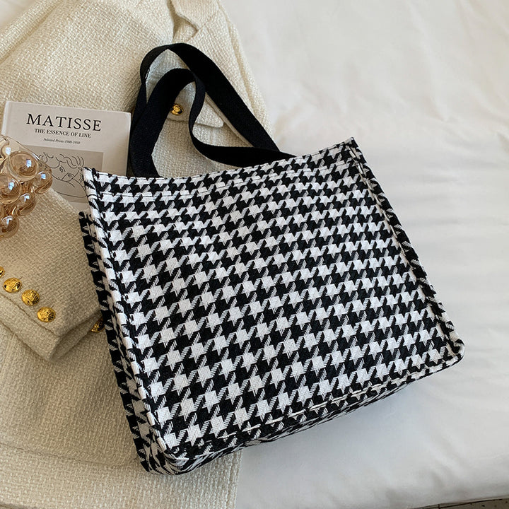 Damen Jute-Tasche mit modernem Hahnentritt-Muster und verspieltem Pompon Nord Taschen