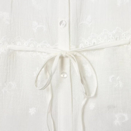 Damen Romantische Spitzenbluse mit Spitzenpasse, Taillenband und durchgehender Knopfleiste Nord Taschen