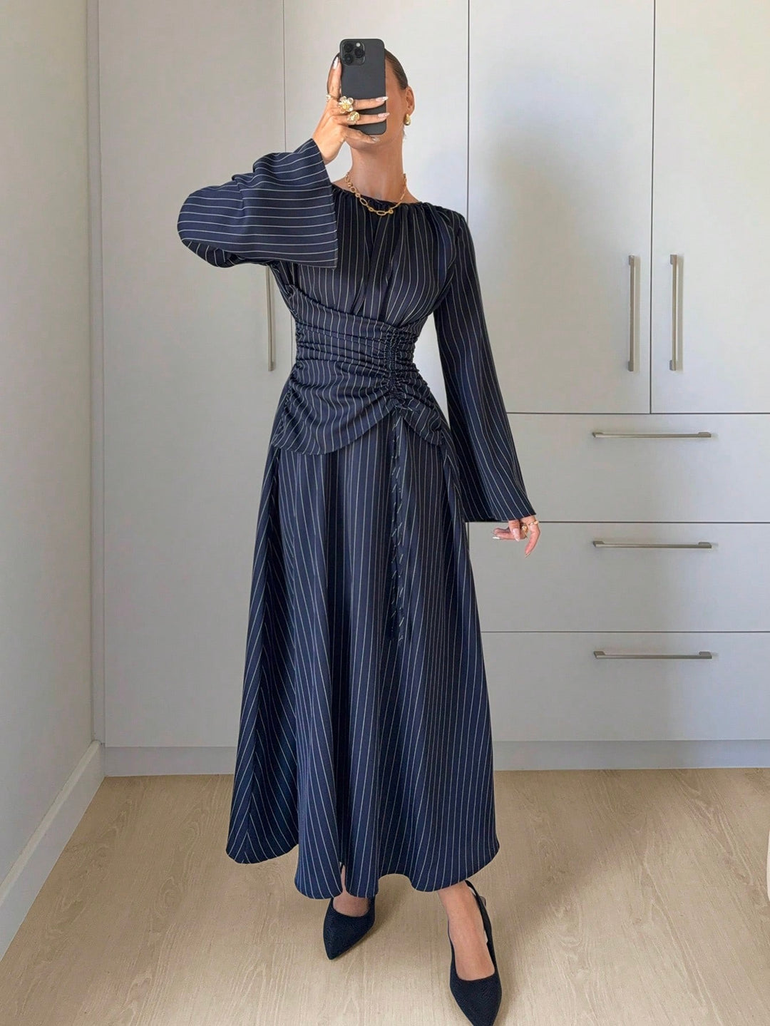 Damen Maxikleid mit geraffter Taillen-Schnürung und Glockenärmeln Nord Taschen