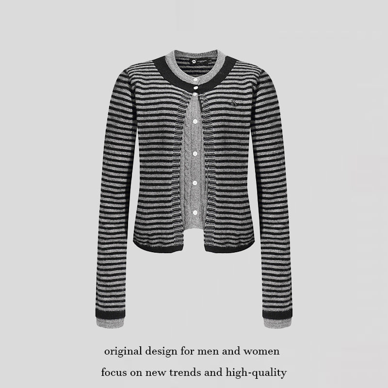 Damen Kurze Lagen-Strickjacke mit Rundhals und feinen Streifen Nord Taschen