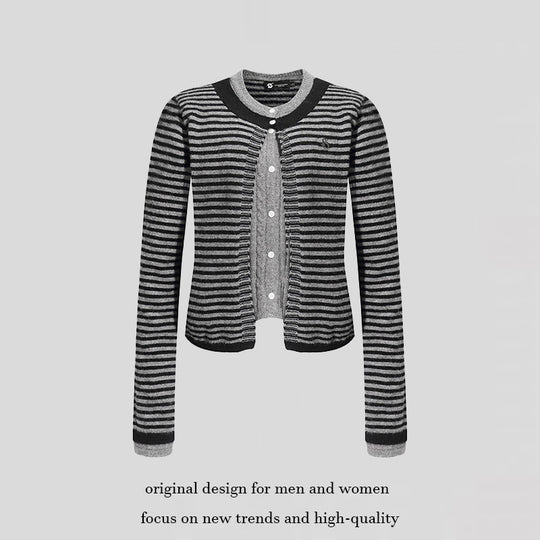 Damen Kurze Lagen-Strickjacke mit Rundhals und feinen Streifen Nord Taschen