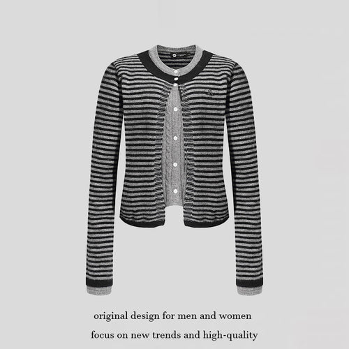 Damen Kurze Lagen-Strickjacke mit Rundhals und feinen Streifen Nord Taschen
