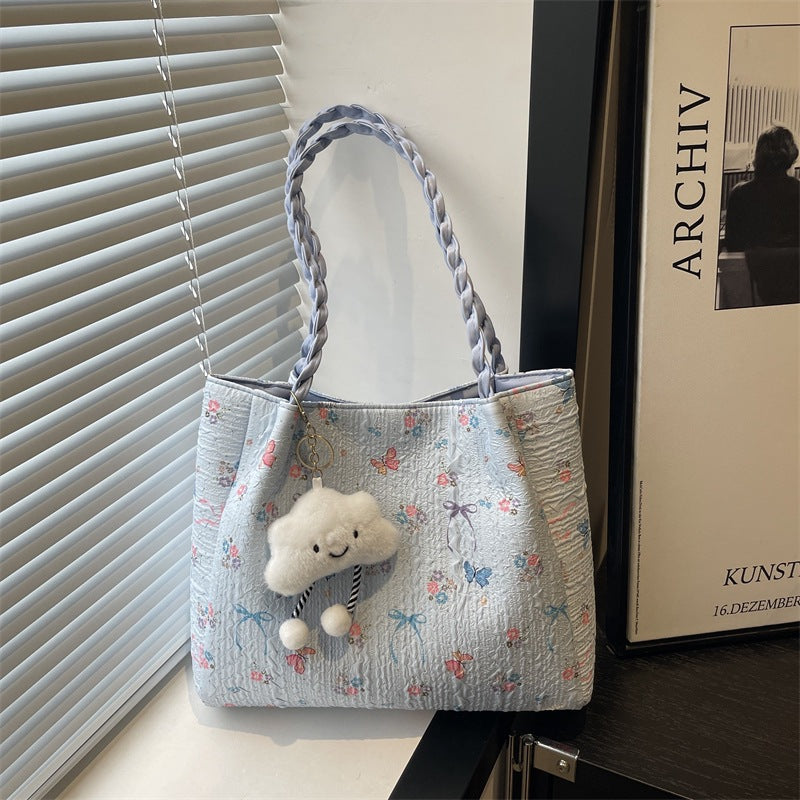 Damen modische Handtasche mit blumigem Design und verspieltem Anhänger Nord Taschen