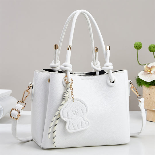 Damen Handtasche mit eleganten Details und abnehmbarer Quastenanhänger Nord Taschen