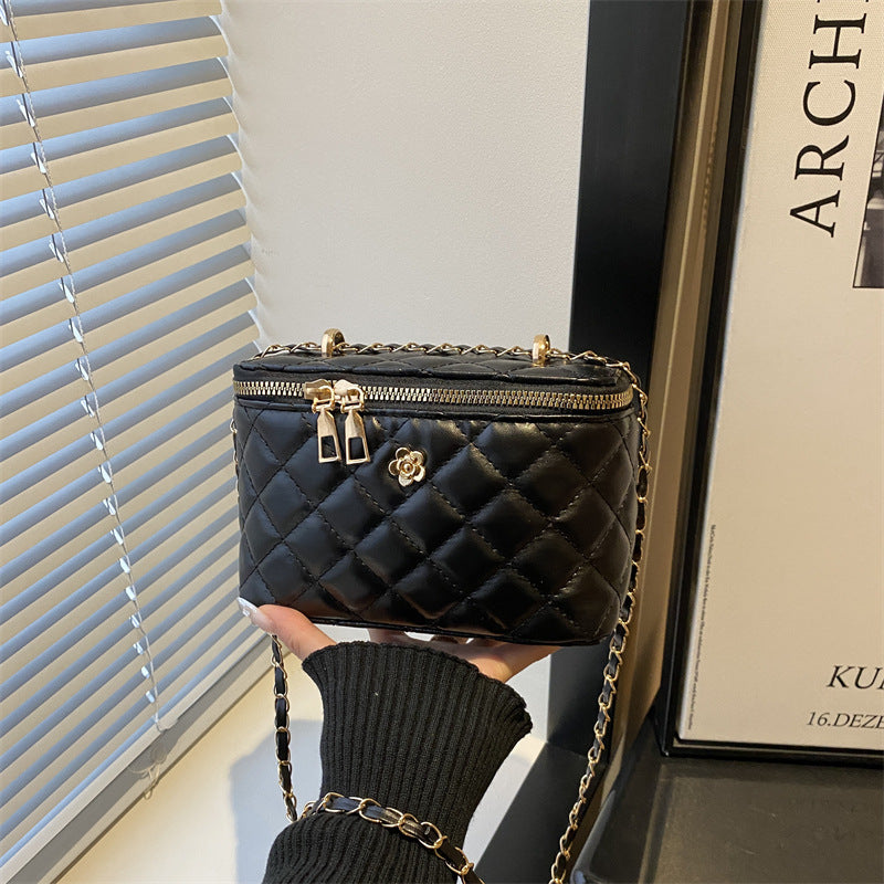 Damen elegante Umhängetasche mit gestepptem Design und goldenen Akzenten Nord Taschen