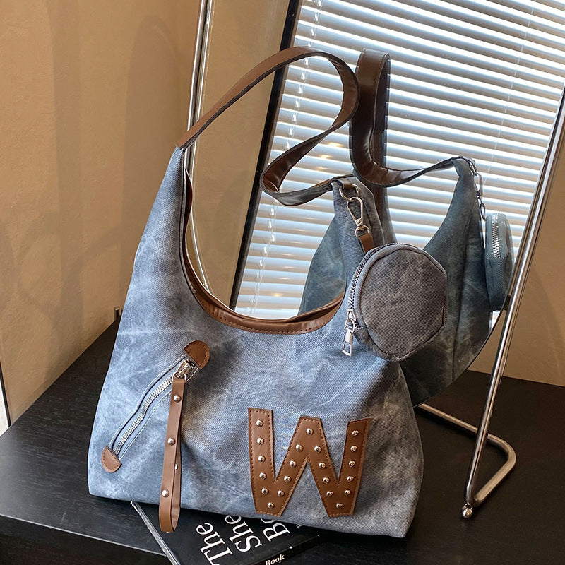 Damen Handtasche mit dekorativem Anhänger und praktischen Fächern Nord Taschen
