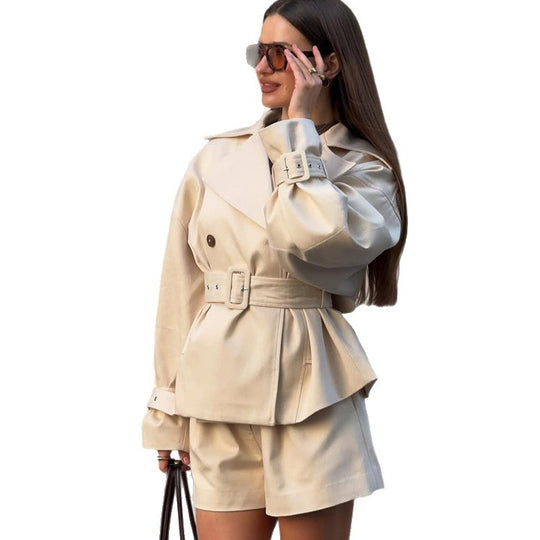 Damen Kurz-Trenchcoat mit tailliertem Gürtel, weitem Revers und kastiger Silhouette Nord Taschen
