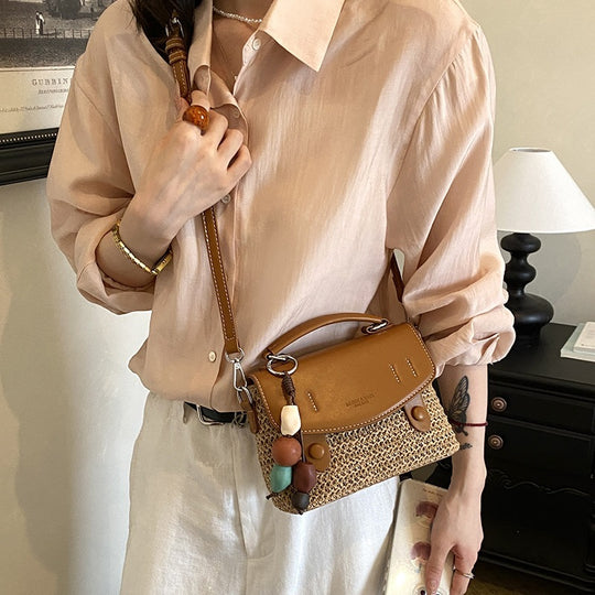 Damen Designersattel-Tasche mit einzigartigen geflochtenen Details und verspieltem Anhänger Nord Taschen